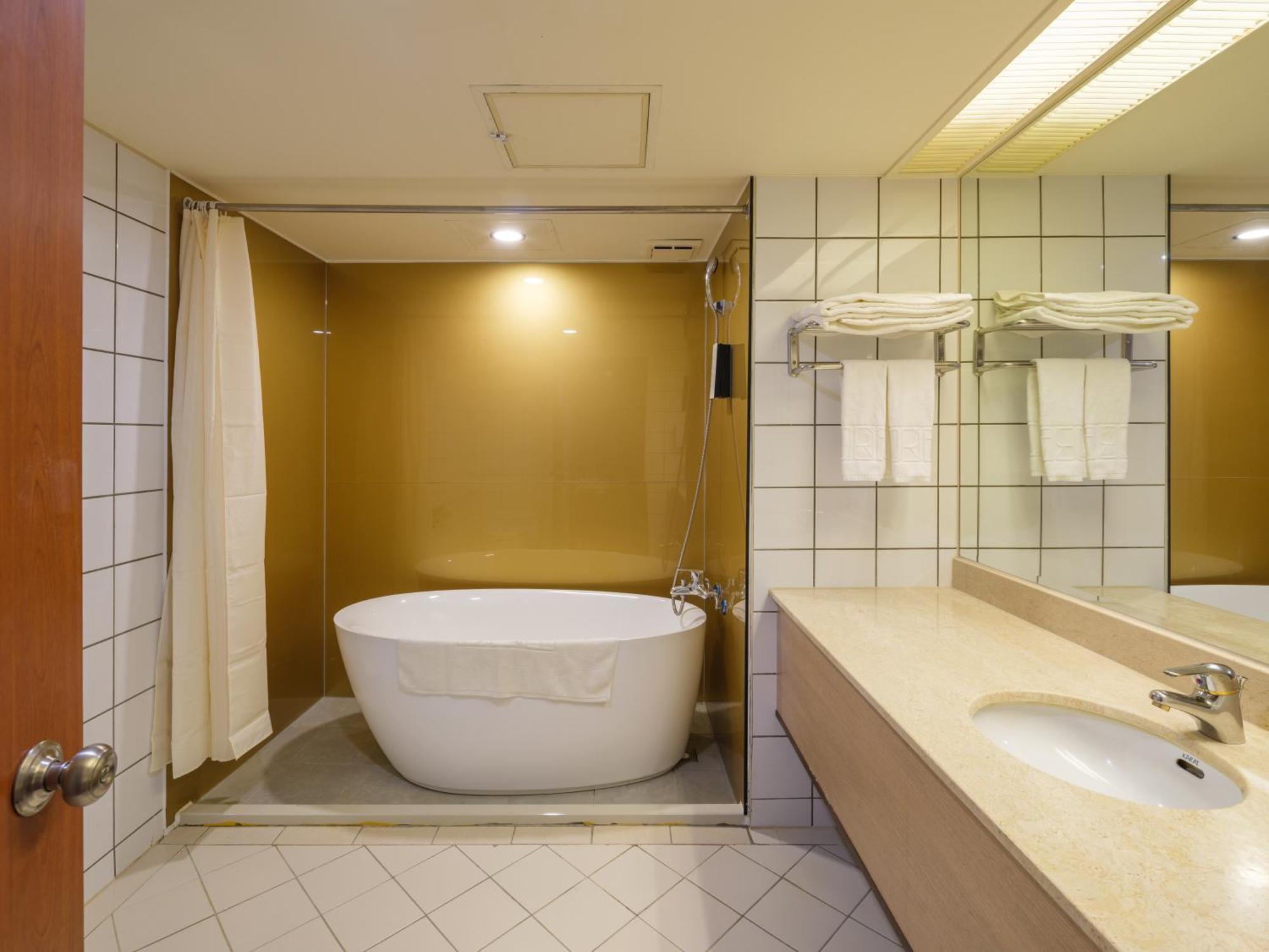 Rich & Free Hotel - Fuzhong 富逸旅趣-板橋府中館 ไทเป ภายนอก รูปภาพ