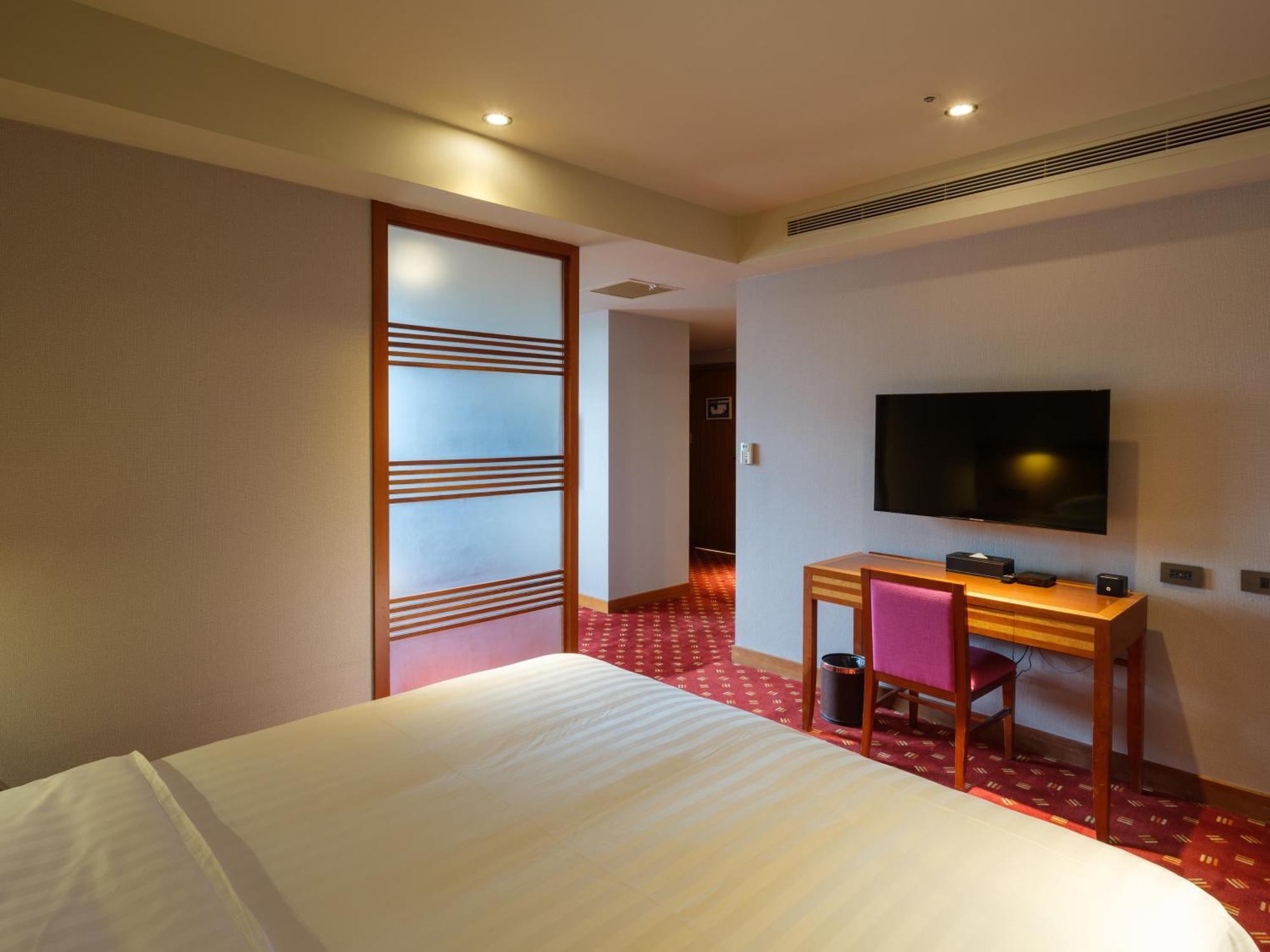 Rich & Free Hotel - Fuzhong 富逸旅趣-板橋府中館 ไทเป ภายนอก รูปภาพ