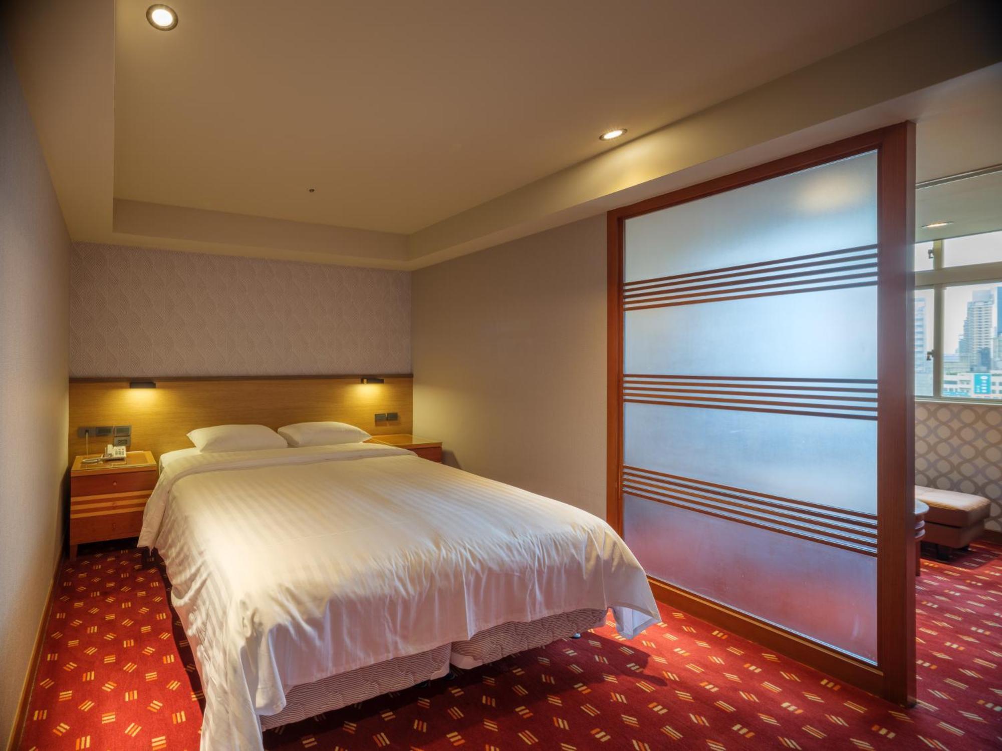Rich & Free Hotel - Fuzhong 富逸旅趣-板橋府中館 ไทเป ภายนอก รูปภาพ